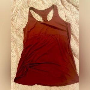 Women’s Medium athletic top